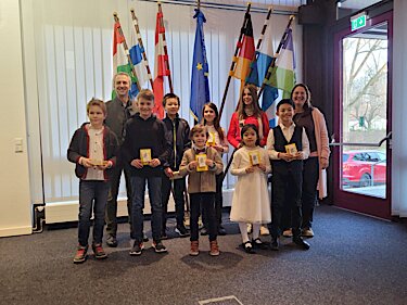 V.l: 1. Reihe: Alexander Schulz, Simon Kapitz, Paul Nuss, Mia Vu und Tim Vu; 2. Reihe: Bürgermeister Norbert Seidl, Shuai Yuan, Dominik Söll, Alexandra Silbermann und Musikschulleiterin Ines Neuland. V.l: 1. Reihe: Alexander Schulz, Simon Kapitz, Paul Nuss, Mia Vu und Tim Vu; 2. Reihe: Bürgermeister Norbert Seidl, Shuai Yuan, Dominik Söll, Alexandra Silbermann und Musikschulleiterin Ines Neuland.